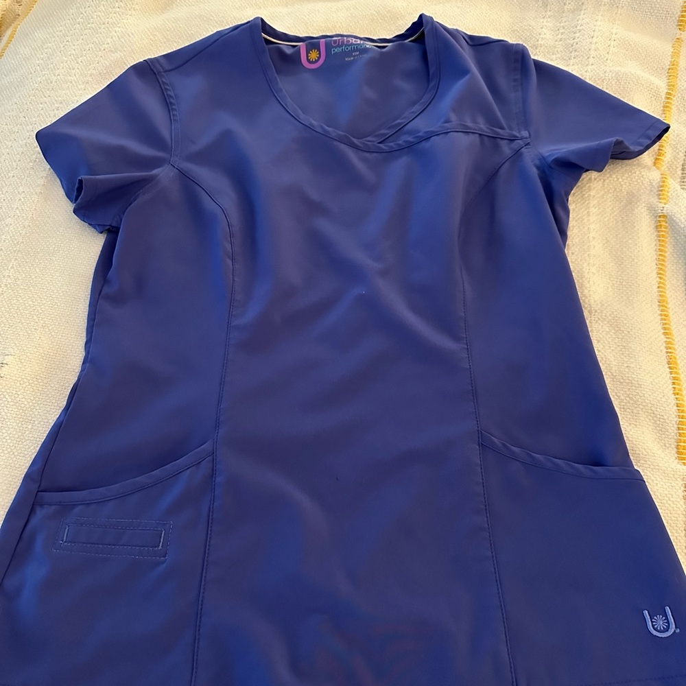 Urbane performance XS scrub top.